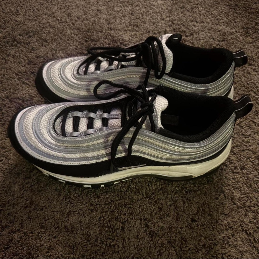 Stylish Black and Silver Nike air max